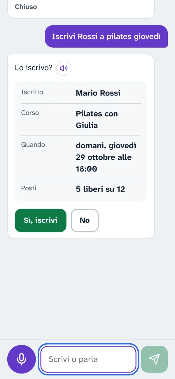 La segretaria della palestra iscrive un cliente a pilates e chiede conferma